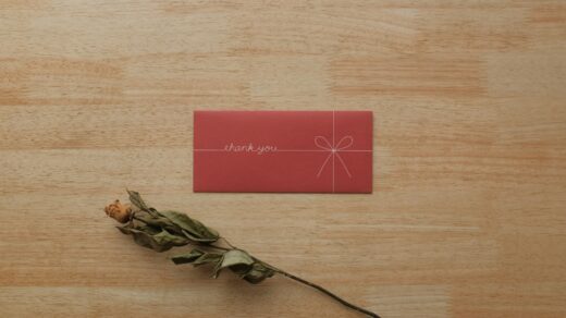 Rött gåvokort med ros intill